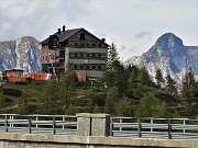 55 Zoom sul Rif. Laghi Gemelli (1968 m) dove fervono lavori in corso